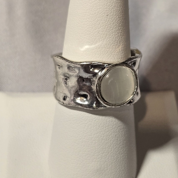 Elegant Silver Ring with White Stone - Picture 2 of 2
